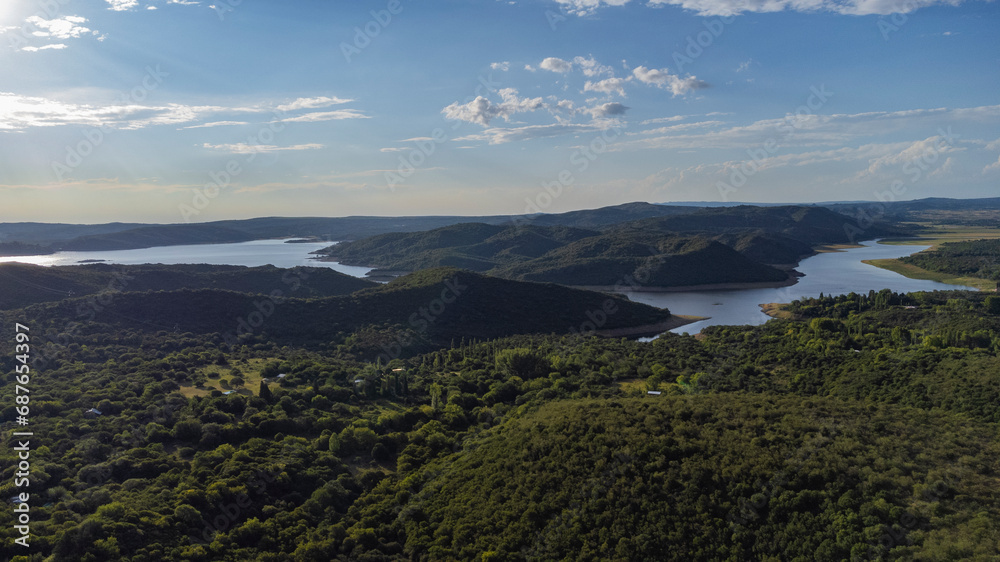 Vista del dique la Viña , Cordoba, Argentina desde un drone con las montañas de fondo