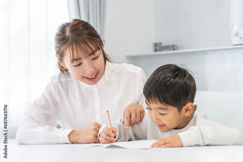 子供に勉強を教える母親