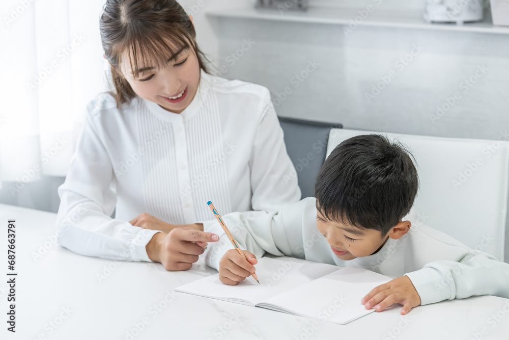 母親と一緒に勉強をする男の子 母親と一緒に勉強をする男の子