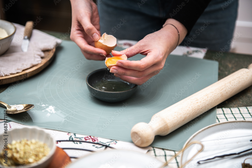 Plätzchen backen, Weihnachtsbäckerei, Weihnachtskekse selbst backen, Person backt Kekse im Advent
