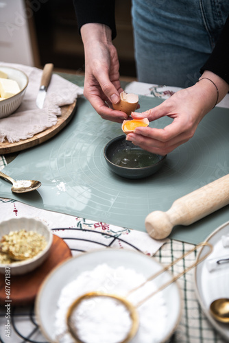 Plätzchen backen, Weihnachtsbäckerei, Weihnachtskekse selbst backen, Person backt Kekse im Advent
