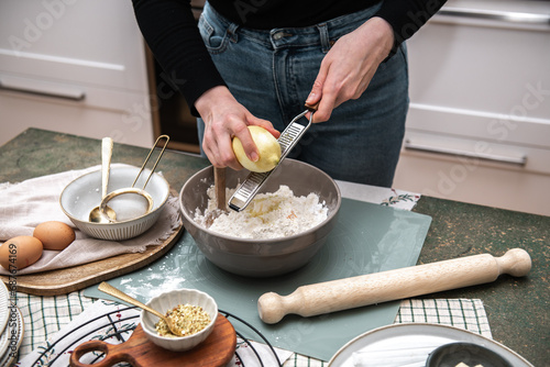 Plätzchen backen, Weihnachtsbäckerei, Weihnachtskekse selbst backen, Person backt Kekse im Advent 