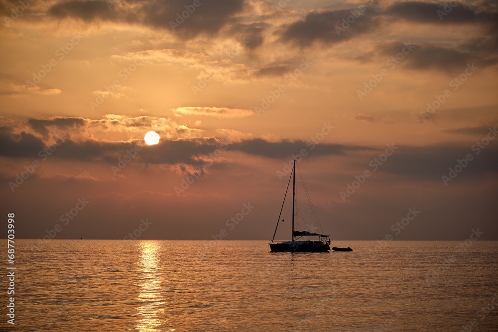 Un velero descansa durante la salida del sol en la costa de Peñíscola. Un velero descansa durante la salida del sol en la costa de Peñíscola.