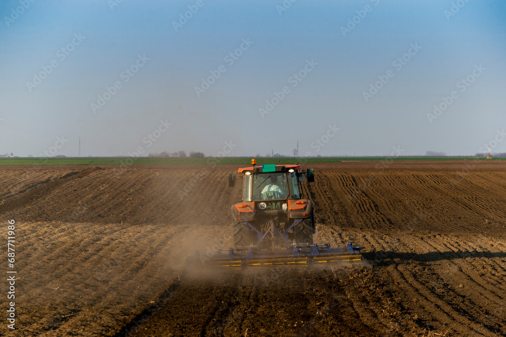 Obraz premium Tractor working in the field