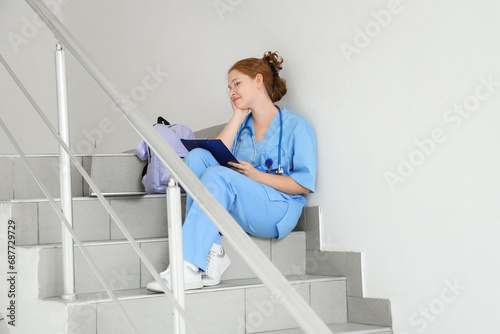 Female medical student stud...