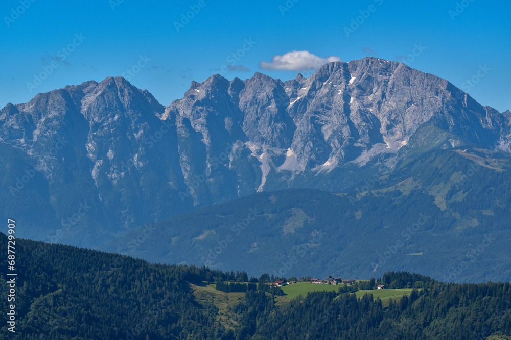 Der Hohe Göll in den Berchtesgadener Alpen mit der Ostflanke, nach links der Kamm des Kuchler Göll