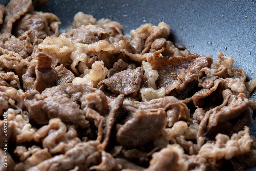 牛肉(切り落とし)をフライパンで炒める調理シーン。
牛肉(切り落とし)をフライパンで炒める調理シーン。