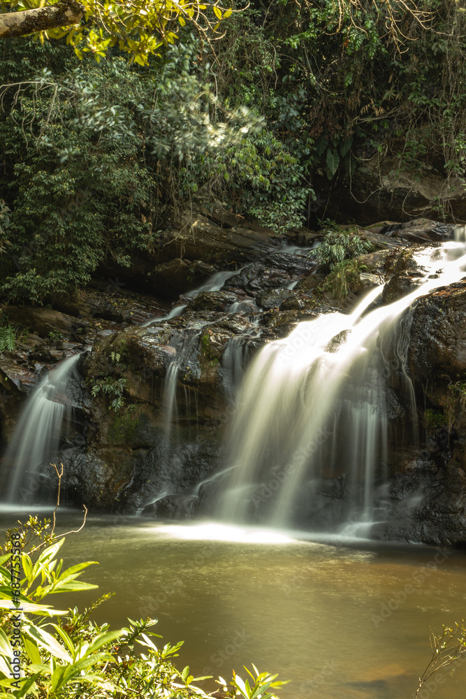 Obraz premium cachoeira na cidade de Rio Acima, Estado de Minas Gerais, Brasil