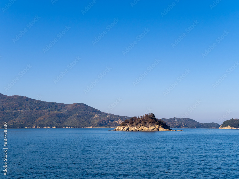 アアラ島(香川県小豆郡土庄町、写真手前の小島。)と瀬戸内海の風景。
