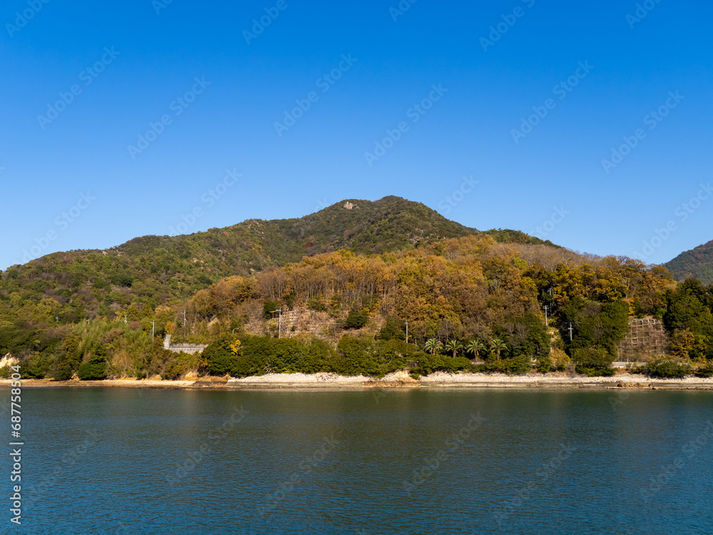 小豆島と穏やかな瀬戸内海の風景。香川県小豆郡土庄町。
