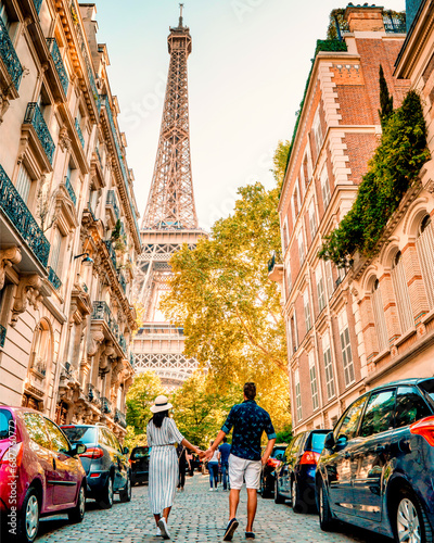 couple men an woman honeymoon Paris Eiffel tower, couple men and woman city trip in Paris © Fokke Baarssen