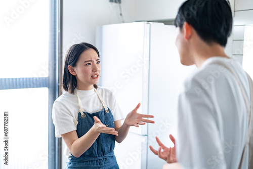 キッチンで喧嘩する男女 photo