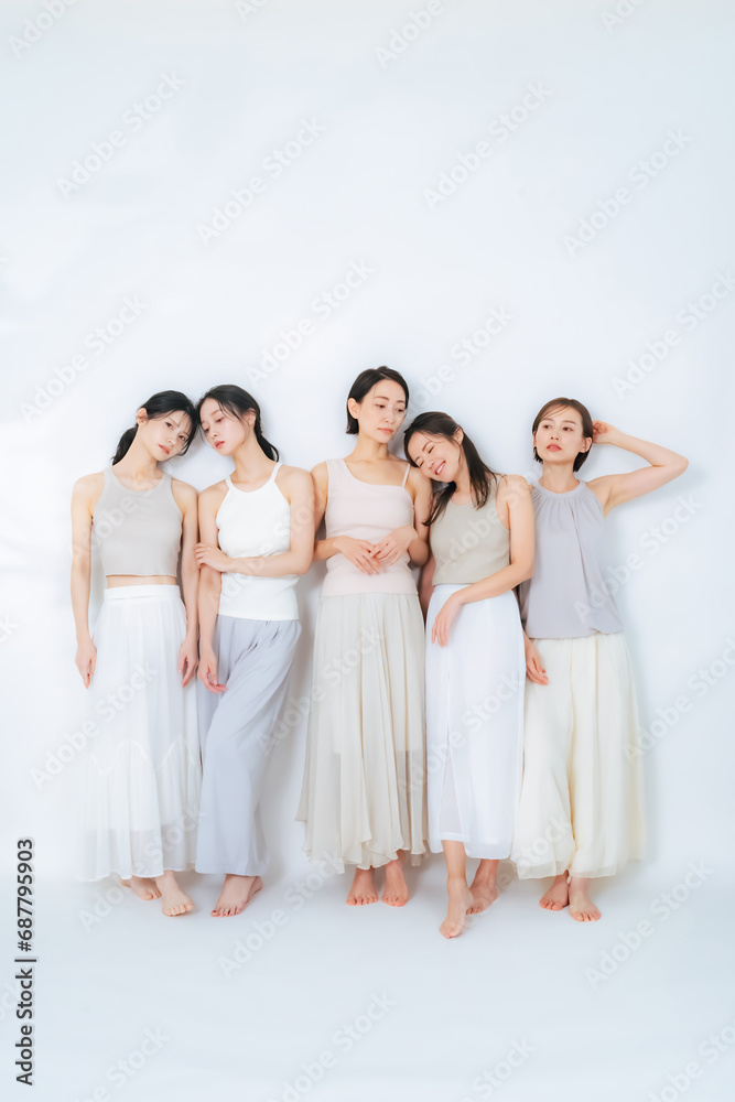 ナチュラルカラーの衣装を着たミドル女性グループの美容イメージ　スキンケア　コスメ