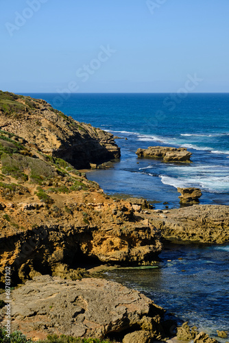 Foto Discover sheltered bay beaches and wild surf beaches, blowholes, caves and unusual rock formations along Phillip Island's coastline