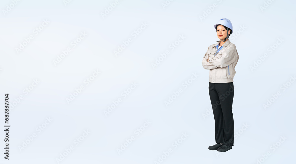 ヘルメットと作業服を着た女性　作業員　エンジニア　切り抜き全身写真（切り抜き背景透過PNGも販売しております。作成者リンクから「PNG」で検索してください）
