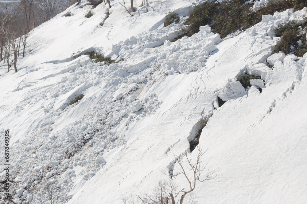 Obraz premium Large avalanche crack in snow in winter mountain landscape