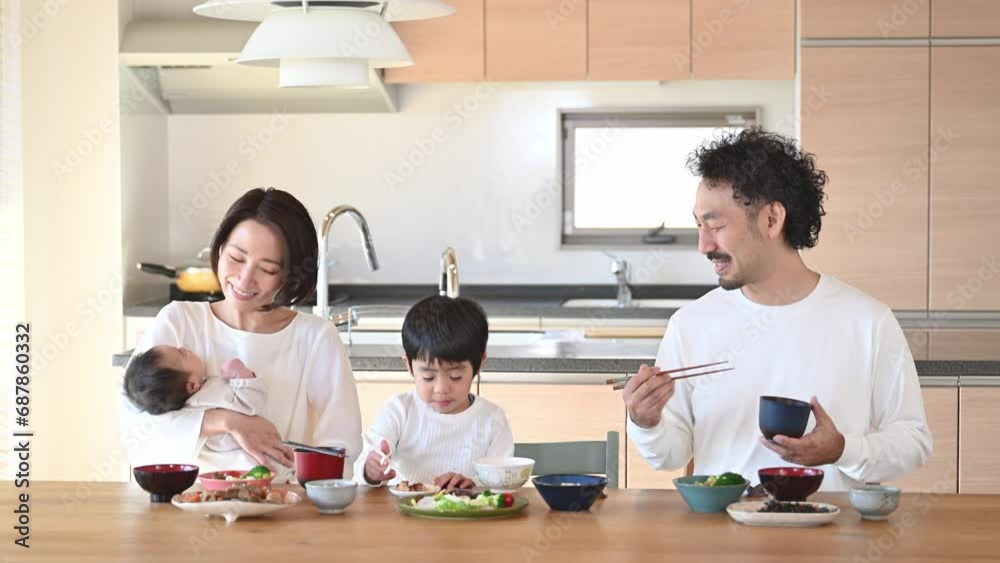 綺麗な家の食卓で食事をする赤ちゃんと子供のいる幸せな笑顔の家族 クローズアップの動画 綺麗な家の食卓で食事をする赤ちゃんと子供のいる幸せな笑顔の家族 クローズアップの動画