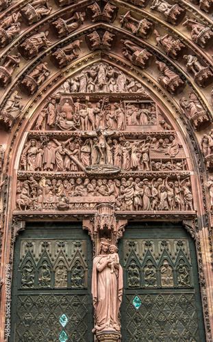 Linteau sculpté dans la cathédrale Notre-Dame de Strasbourg, Bas-Rhin, France photo
