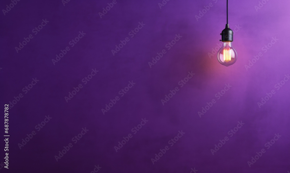arrière plan violet uni avec une ampoule allumée qui pend - obrazy, fototapety, plakaty 