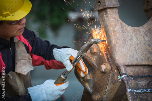Cutting steel with gas,  gas welding  and oxy-fuel cutting are processes that use fuel gases and oxygen to weld and cut metals, respectively.