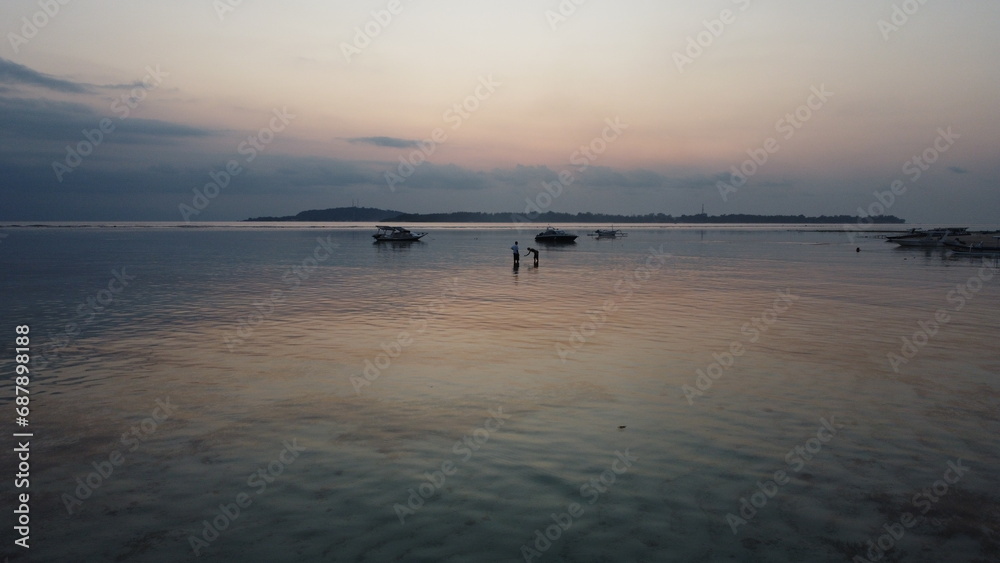 Fototapeta premium Sunset shell hunt