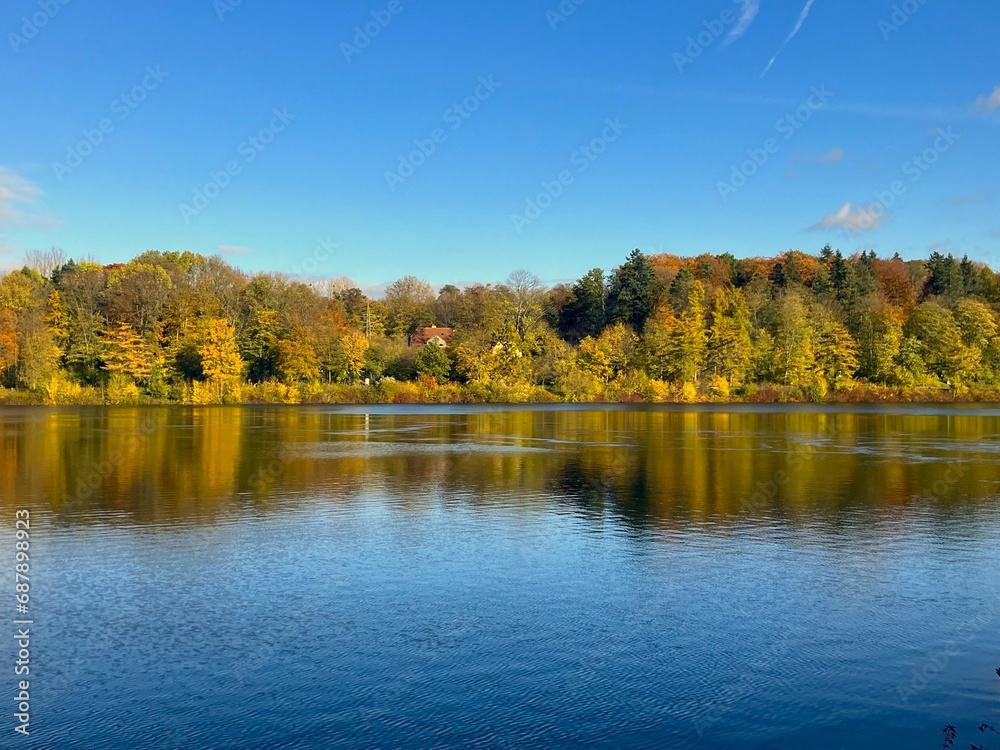 Sonniger Herbsttag am Möhnesee im Sauerland