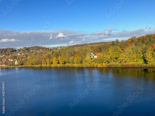 Fototapeta Naklejka Na Ścianę i Meble -  Sonniger Herbsttag am Möhnesee im Sauerland