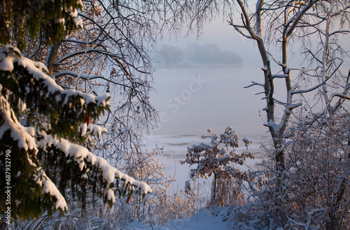 Zbiornik zaporowy na Wiśle. Jezioro Goczałkowickie - wschód słońca w zimowy poranek.