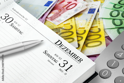 Deutscher Kalender Datum Silvester 31. Dezember 2023 Rechner und Euro Geldscheine mit Kugelschreiber