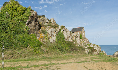 Une petite maison sur la falaise, c'est l'ancienne maison de douaniers sur le chemin du littoral à la Plage Bonaparte dans les côtes d'armor, en Btetagne
