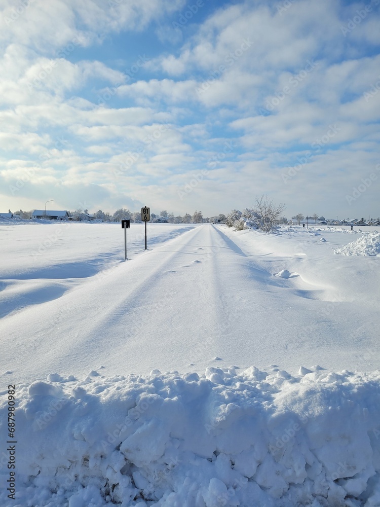 Schneebedeckte Gleise und Zugausfall