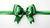 Cinta verde con lazo verde multiple cruzando la pantalla horizontal con fondo blanco para regalo.