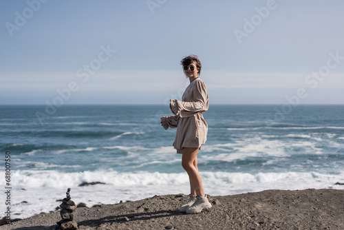 Fototapeta Naklejka Na Ścianę i Meble -  A girl walks on the ocean 