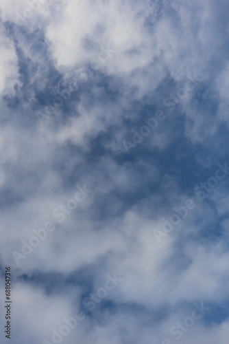 zimowe błękitne niebo z chmurami © Katarzyna
