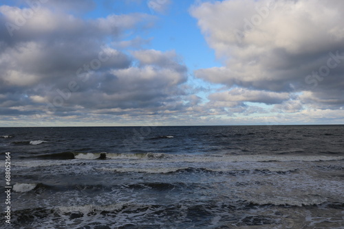 zimowe morze Bałtyckie  sztorm i fale © Katarzyna