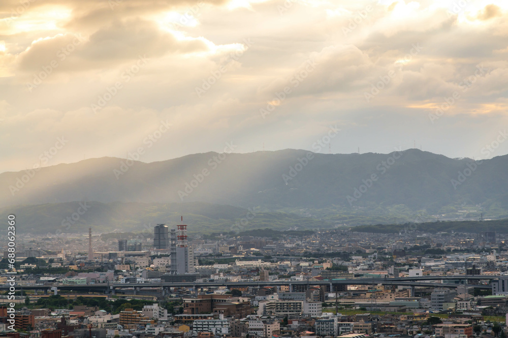 京都 夕刻の伏見稲荷大社の山頂から眺めた京都市内の幻想的な街並み