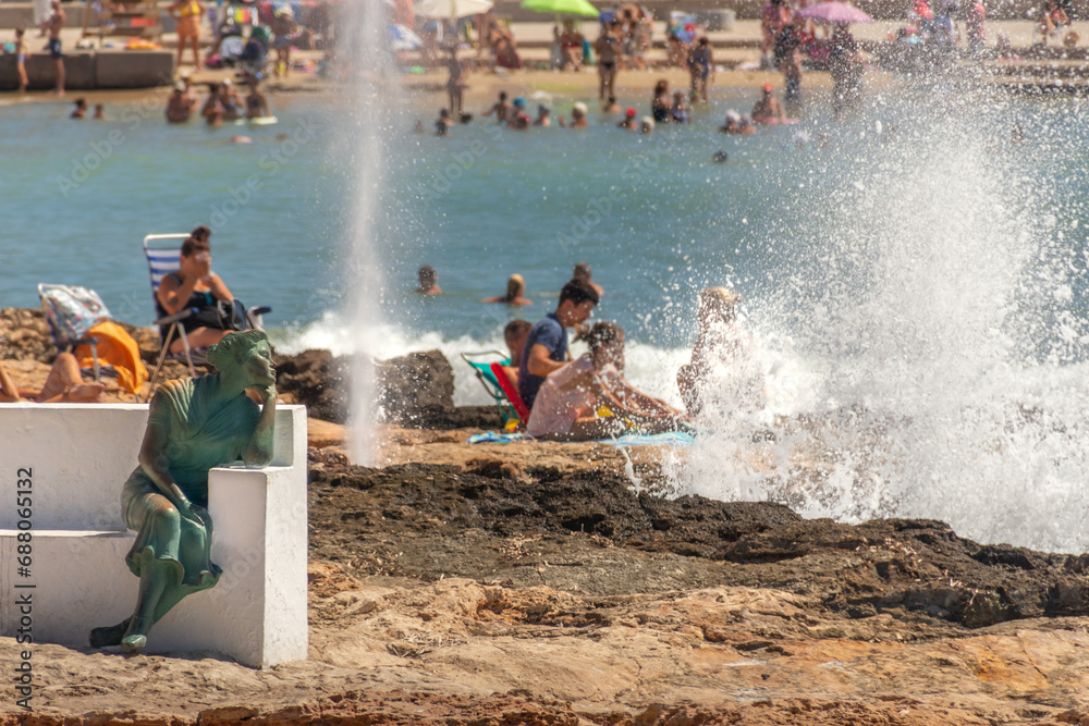 Φωτογραφία Vega Baja del Segura - Estatuas de la Bella Lola y del Hombre del Mar en Paseo J