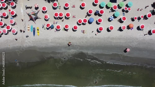 Guarda sóis na areia da praia da barra do sahy em sebastião, brasil photo