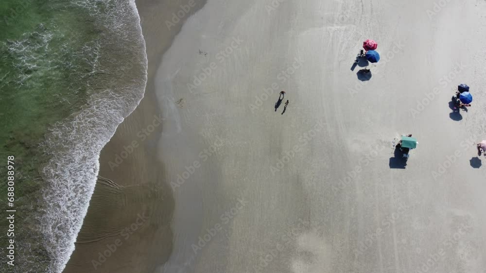 Visão aérea de pessoas jogando futebol na areia da praia de rivieira de são lourenço, bertioga, sp, brasil