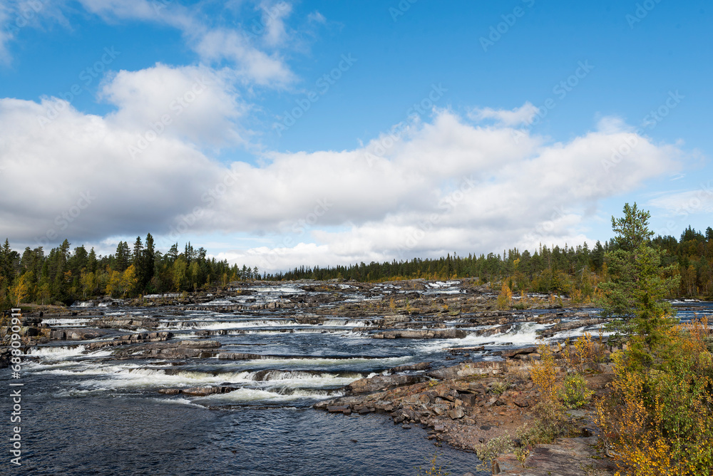 Trappstegsforsen der Kaskaden Wasserfall an der Wildnisstrasse in Schweden im Herbst
