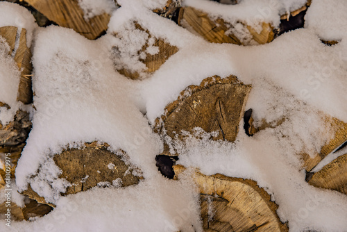 Verschneites Brennholz im Winter