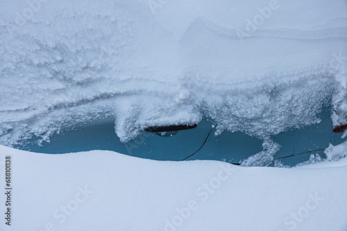 Eingeschneites Auto bei viel Neuschnee im Winter