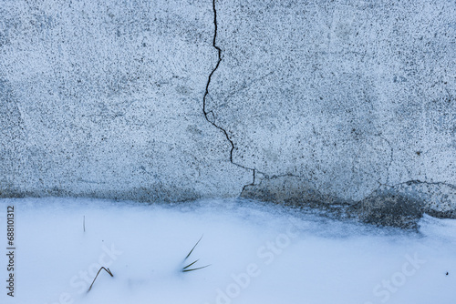 Riss in einer Hauswand bei Frost