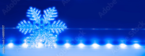 Blauer Leuchtender Weihanchtsstern vor unscharfem Hintergrund mit Bokeh-Effekt