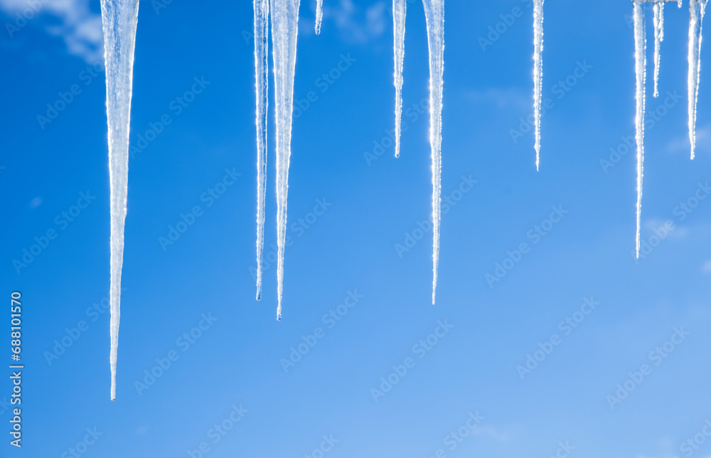 Eiszapfen vor Blauem Himmel im Winter Eiszapfen vor Blauem Himmel im Winter