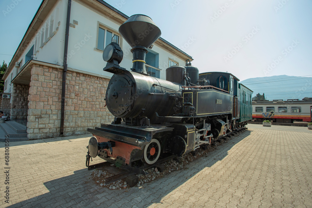 Obraz na płótnie old locomotive at railway station Podgorica w salonie