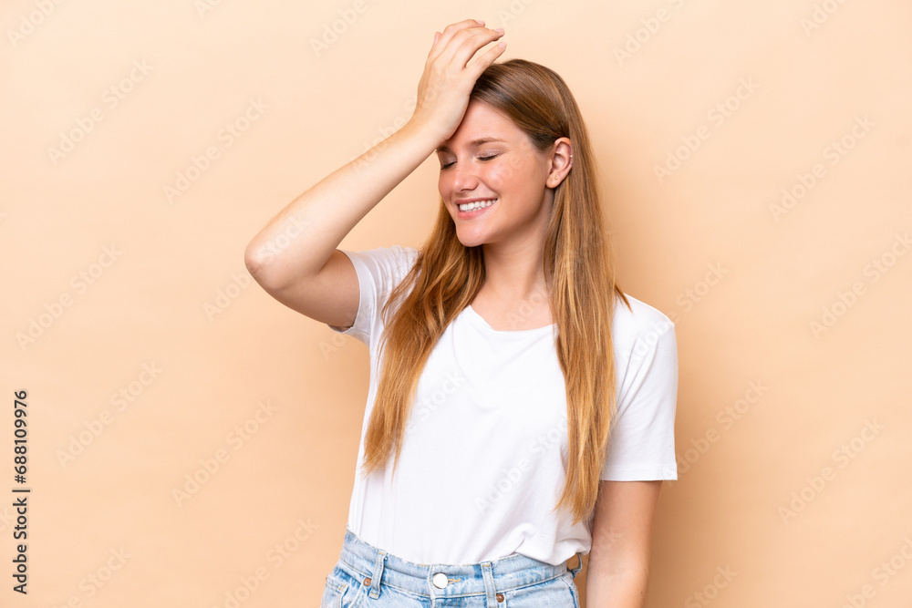Young caucasian woman isolated on beige background has realized something and intending the solution