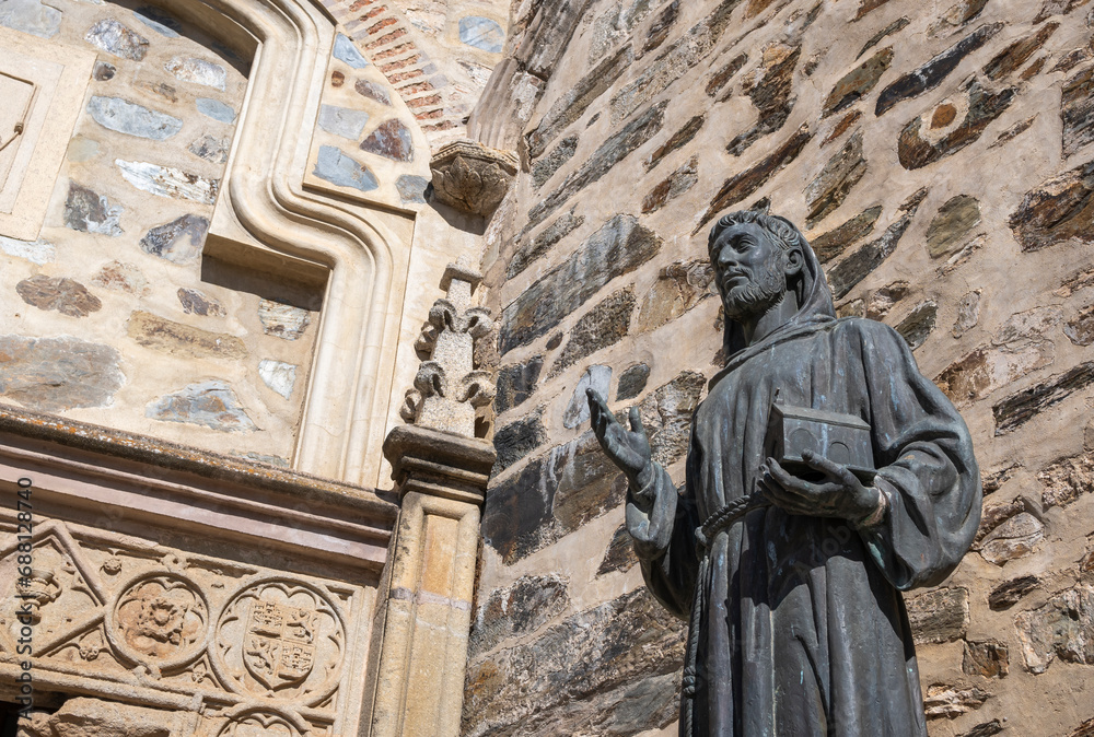 Escultura en homenaje al fraile san Francisco de Asís, 1181 - 1226 en la entrada del real monasterio de Guadalupe, España