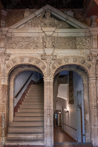 Puerta ornamentada con doble arco en el claustro del real monasterio de Guadalupe  Espa  a