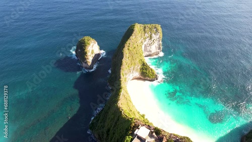 Aerial video of Kelingking Beach, Nusa Penida is one of the most incredible place for visit in Indonesia the eyes of travelers have a view amazing natural landscape. Bali, Indonesia, Desember 4, 2023 photo